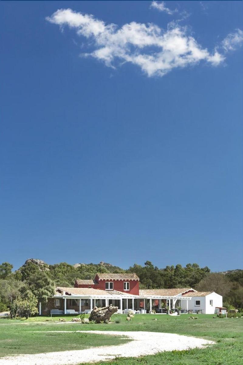 Li Neuli Country Club Hotel San Pantaleo Exterior photo