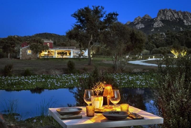 Li Neuli Country Club Hotel San Pantaleo Exterior photo