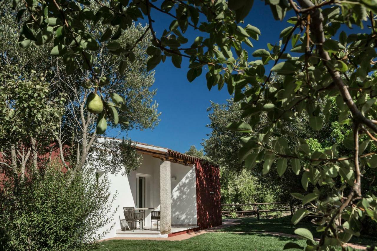 Li Neuli Country Club Hotel San Pantaleo Exterior photo