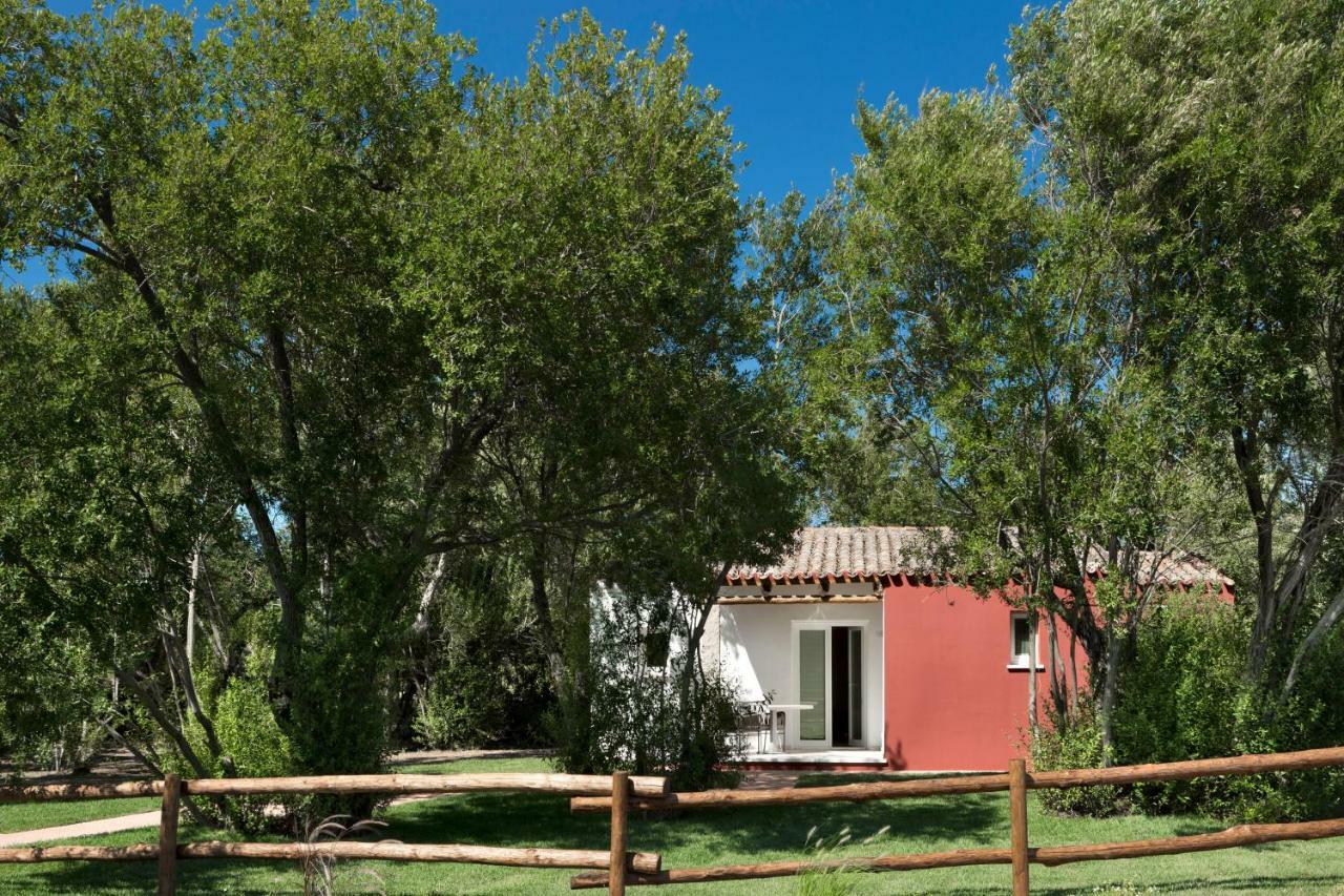 Li Neuli Country Club Hotel San Pantaleo Exterior photo