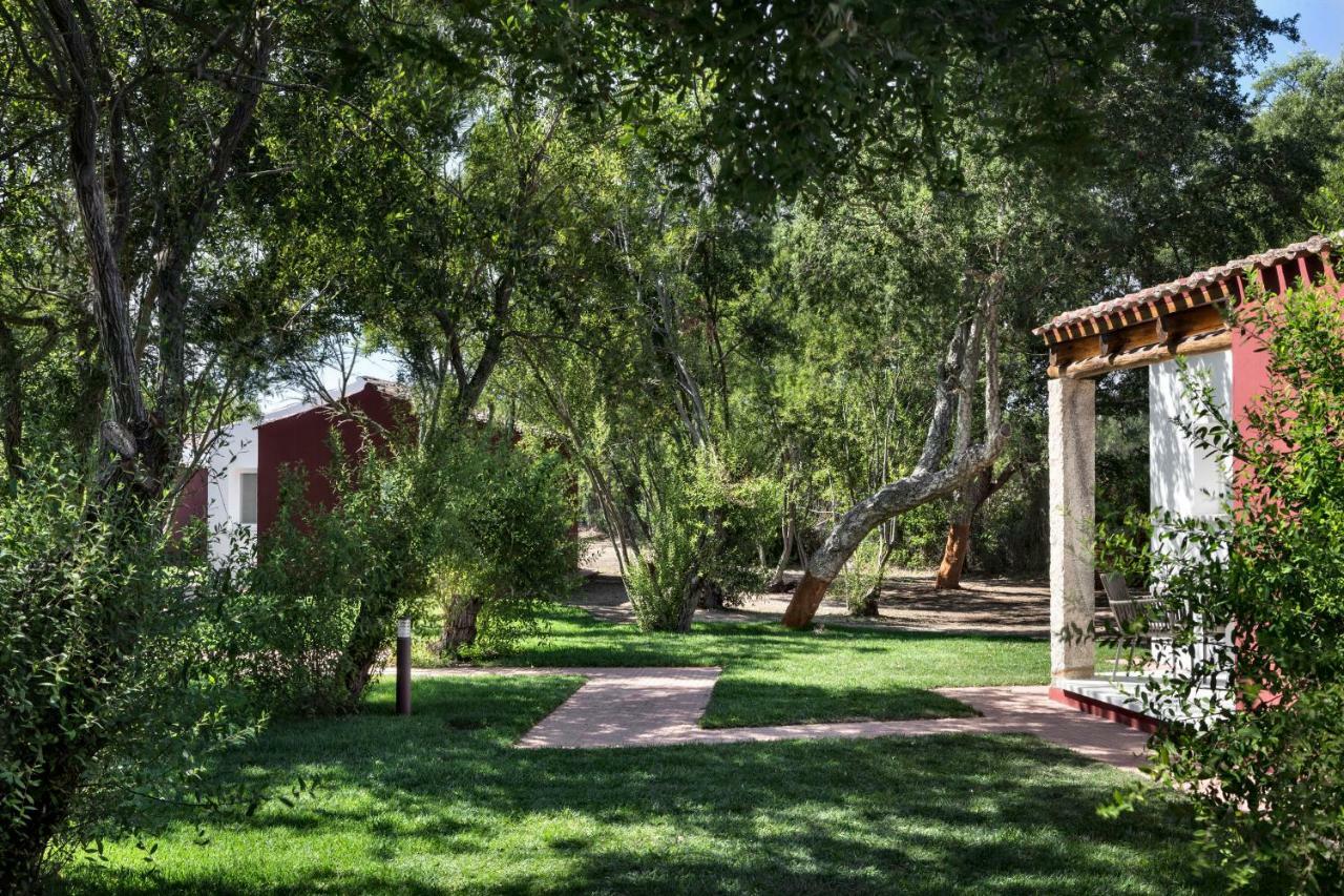Li Neuli Country Club Hotel San Pantaleo Exterior photo