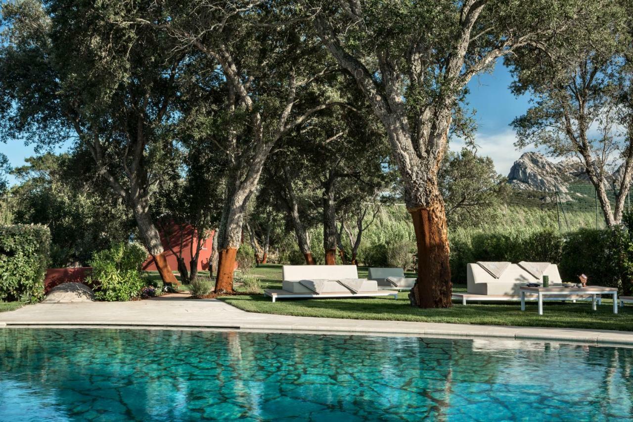 Li Neuli Country Club Hotel San Pantaleo Exterior photo